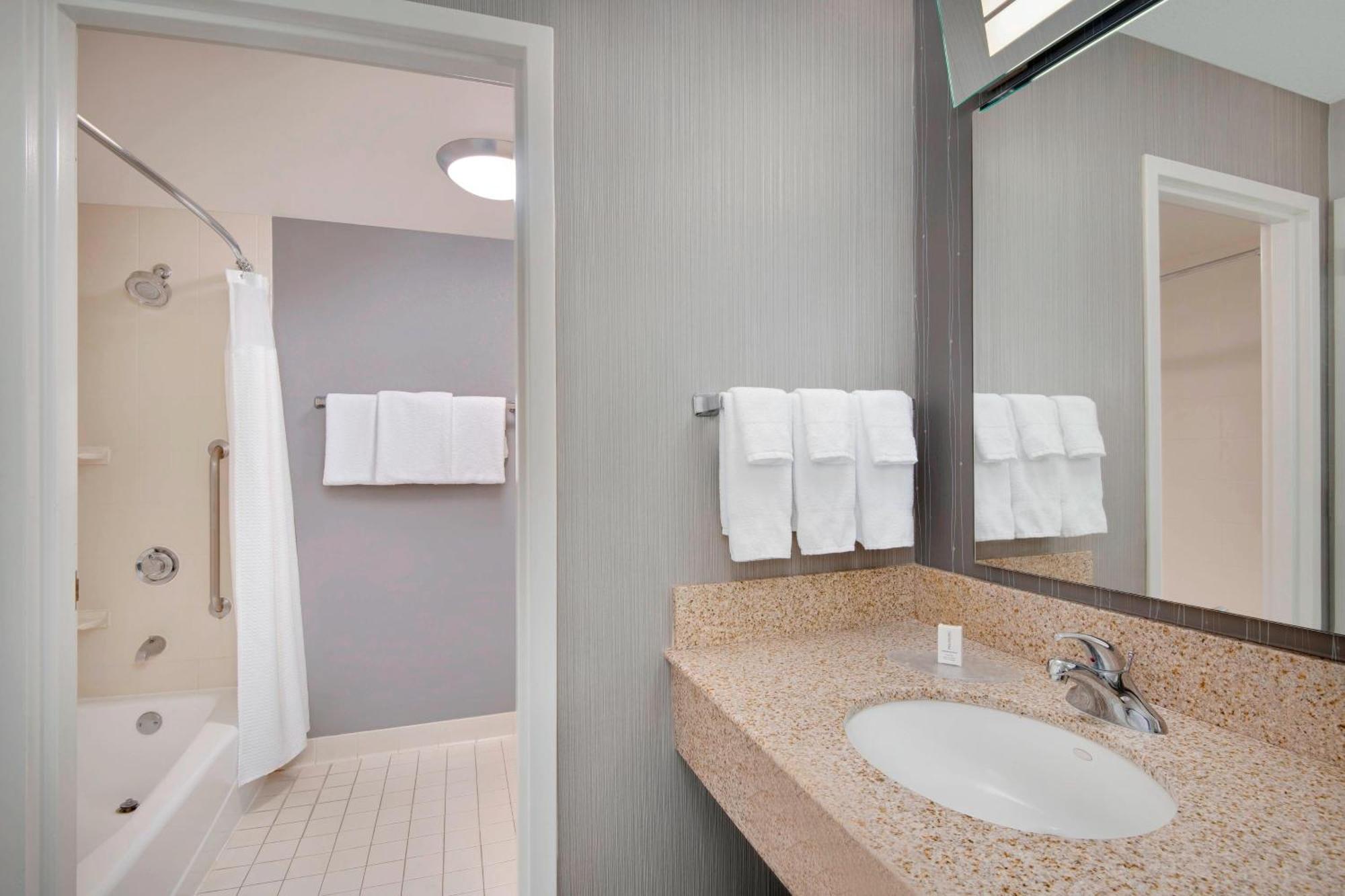 Courtyard By Marriott Savannah Midtown Екстер'єр фото
